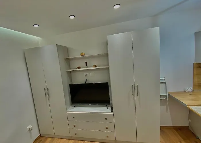 At U.s Embassy Lägenhet Tirana